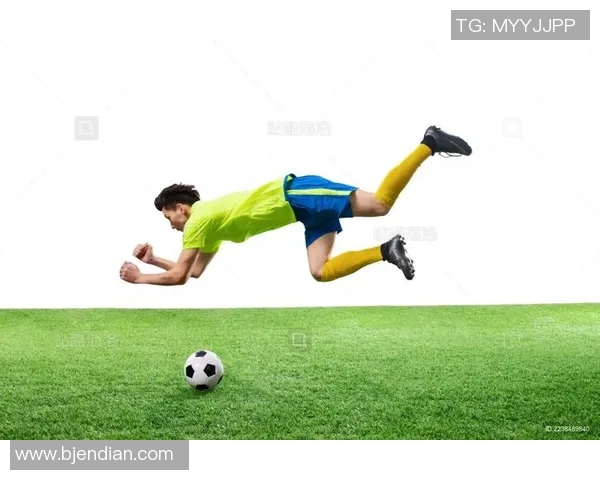 足球明星悠闲散步视频素材尽显运动魅力与生活风采